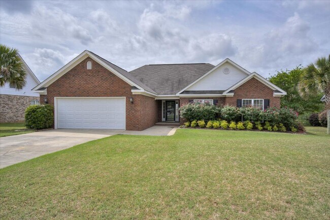 Foto del edificio - 3 Bedroom/2 Bathroom Home with Deck, Garage, and Fenced Backyard less than 3 Miles from Ft. Gordon