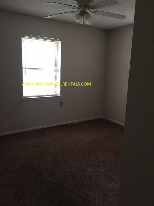 Building Photo - 3 bedroom 2 bath