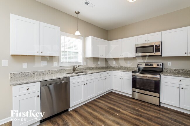 Building Photo - 925 Troubadour Ln