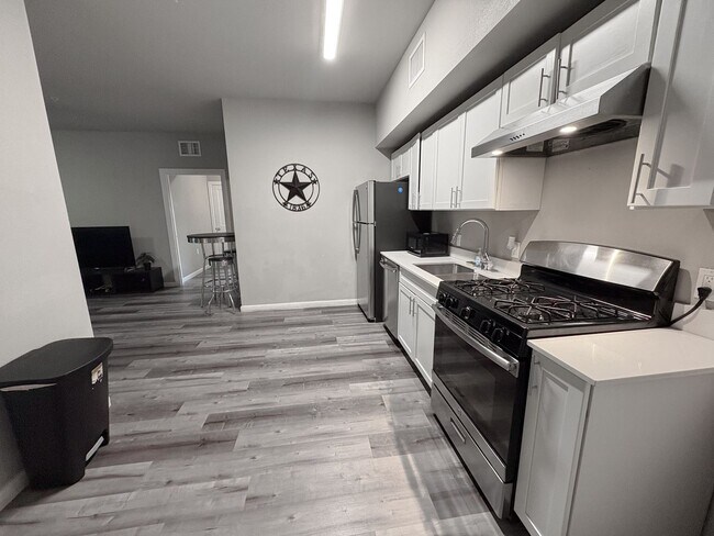 Foto del edificio - 4 Bed / 2 Bath in West Campus – Bring Your Roommates