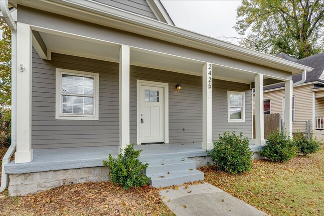 Building Photo - Charming 1920 renovated home!