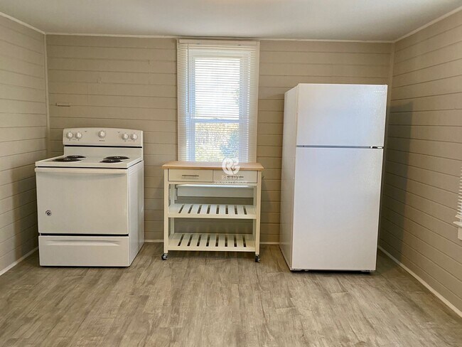 Foto del edificio - Remodeled 2 bedroom / 1 bathroom home available now!