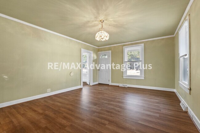 Building Photo - 3-Bedroom Home Convenient to Farmville and Hampden Sydney!