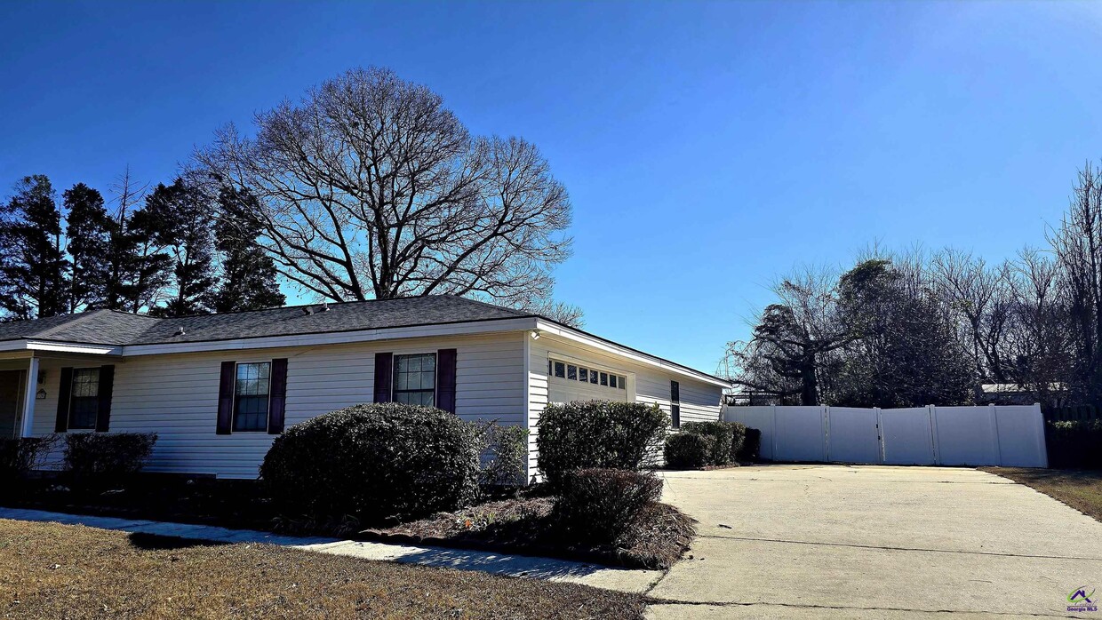 Building Photo - 120 Shenandoah Trail