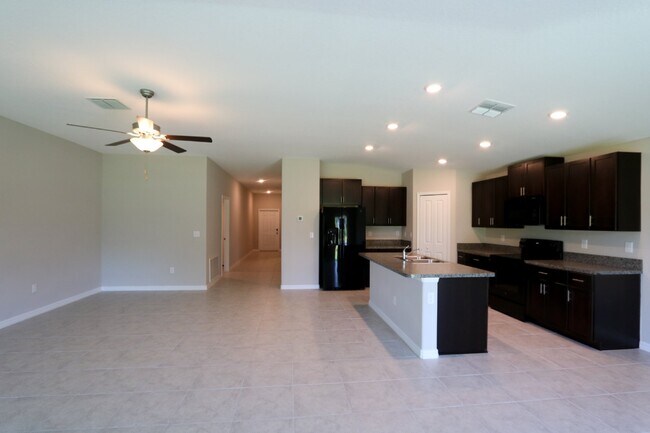 Foto del edificio - Spacious 4-Bedroom Home with 2 Full Baths ...