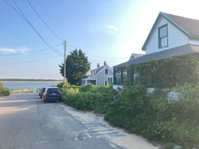 Building Photo - 6 Pleasant Point Landing