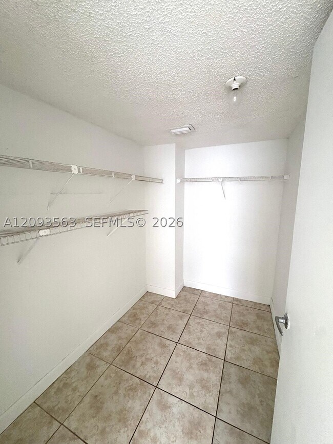 Foto del edificio - 8261 NW 8th St