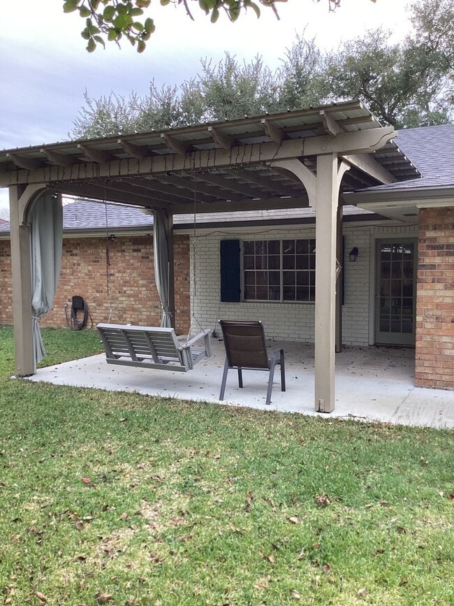 Building Photo - 4-bedroom, 2-bathroom home!