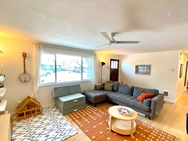 Building Photo - *Unfurnished* Charming Single-Story 3-Bedroom, 2-Bathroom Rancher with Stunning Yard