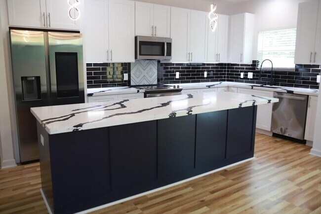 Foto del edificio - 5126 Lyndhurst Dr