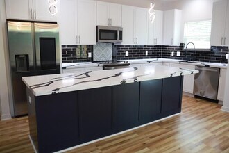 Building Photo - 5126 Lyndhurst Dr
