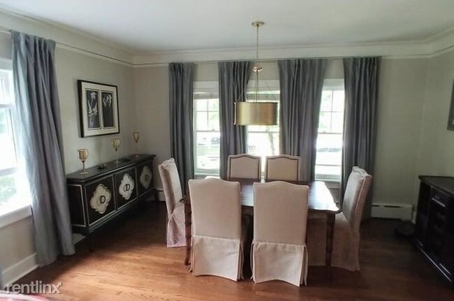 Foto del edificio - 5 br, 3.5 bath House - 2402 Pioneer Rd