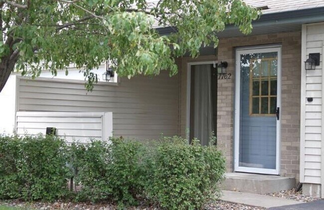 Building Photo - 2 Bed + Loft/1.5 Bath Townhouse- Great Location! Available August 1st!