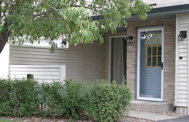 Foto del edificio - 2 Bed + Loft/1.5 Bath Townhouse- Great Location! Available August 1st!