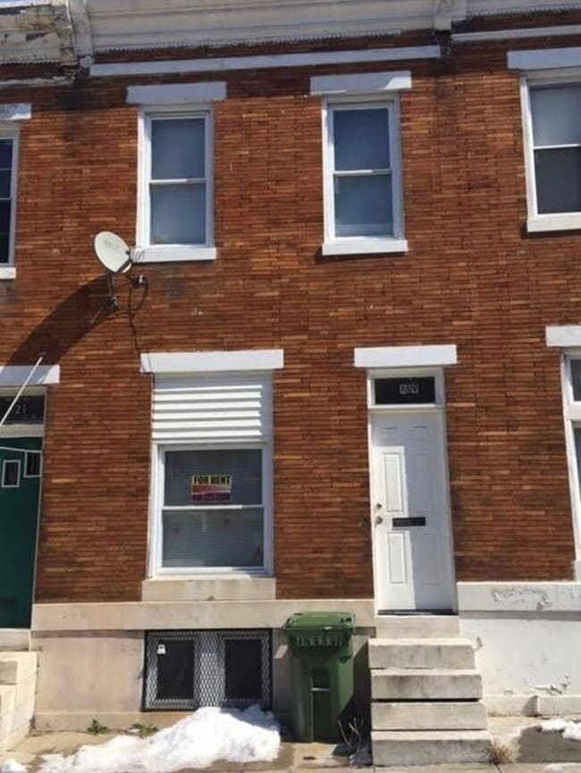 Building Photo - Spacious Rooms! W/D Hook Up! Available Now!