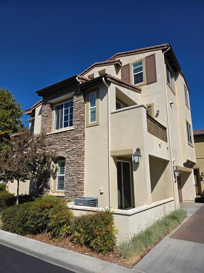 Foto del edificio - Gorgeous 3 Bedroom Townhome in Paseo del S...