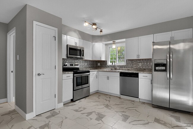 Building Photo - Renovated One Bedroom!!