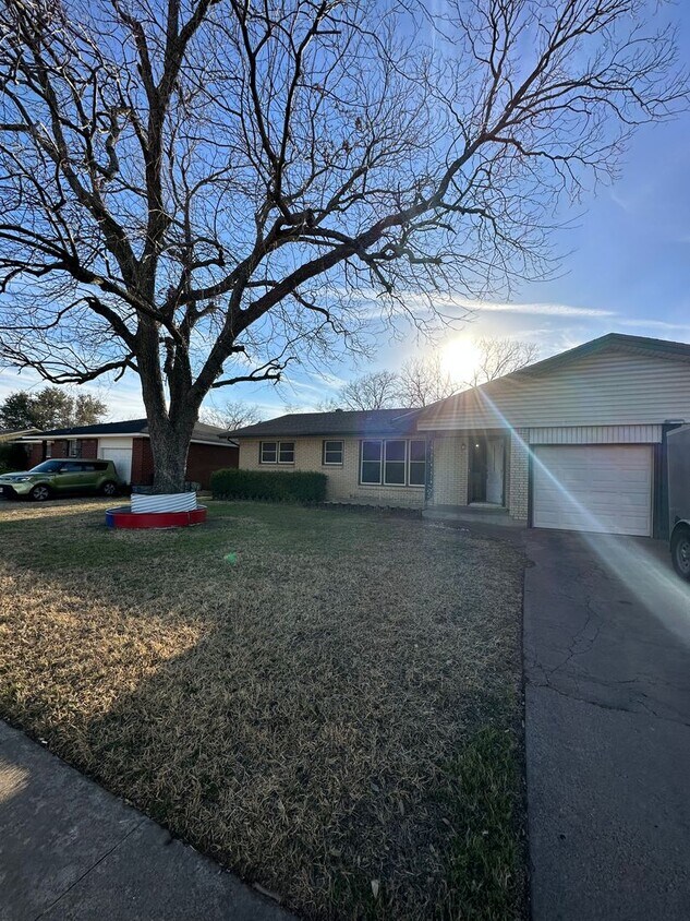 Primary Photo - 3/2 with huge backyard and bonus living room