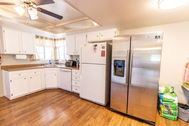 Building Photo - 6 Bedroom 3.5 Bathroom Tri-Level Home In Tempe close to ASU