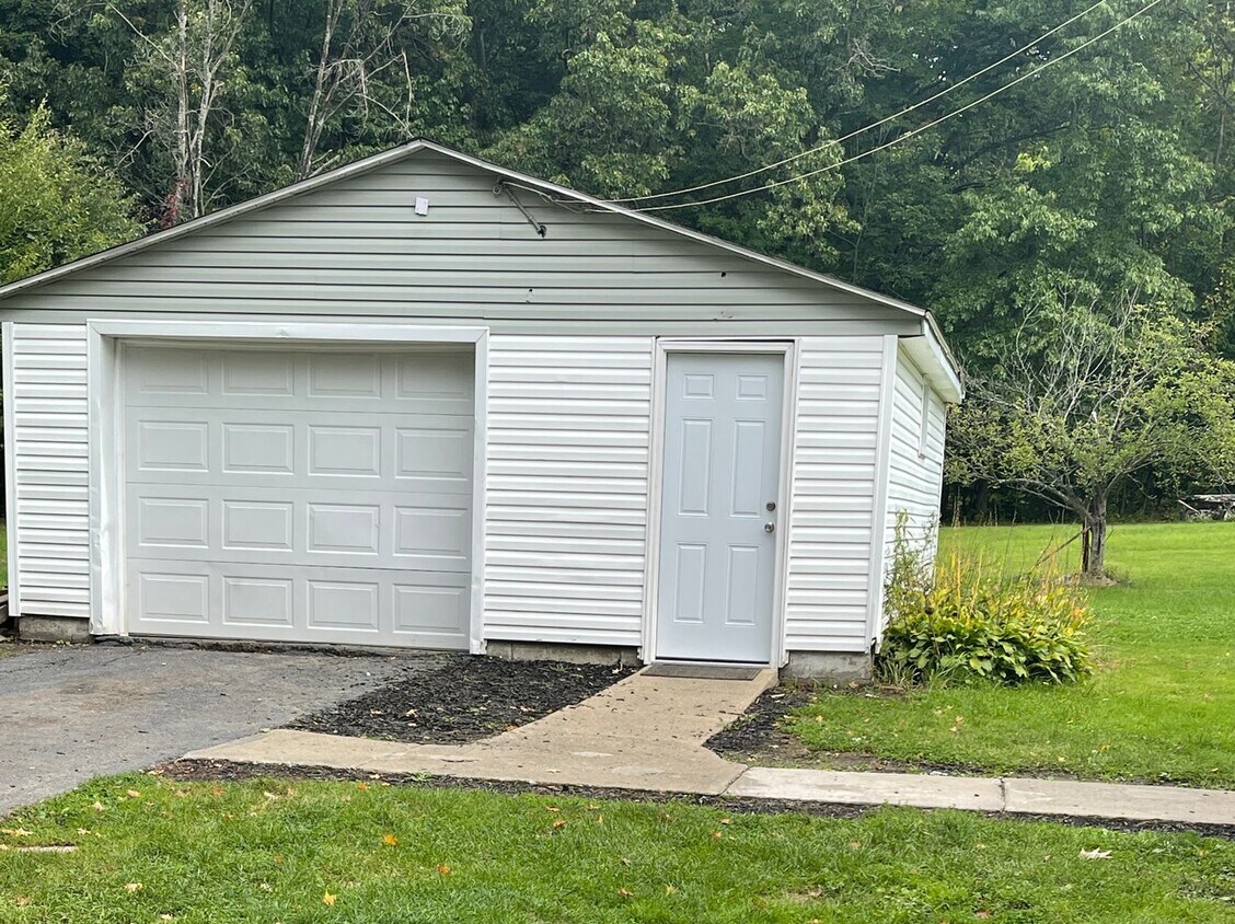 Primary Photo - 2 Bedroom House for Rent
