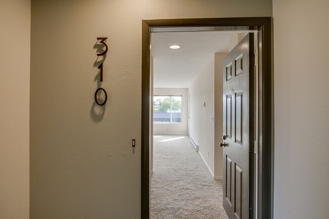 Building Photo - Downtown Mercer Island Condo Available Now!