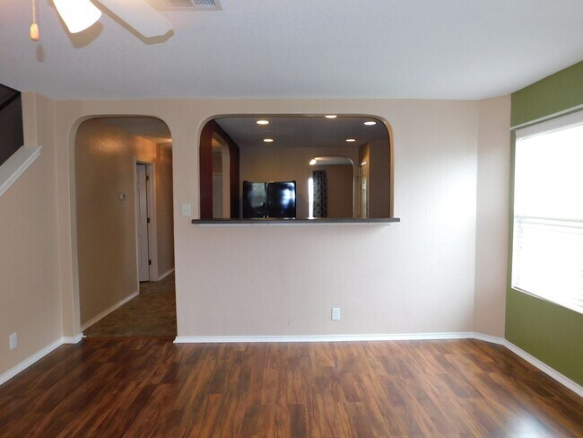 Foto del edificio - Beautiful, spacious 4 bedroom, 2.5 bath ho...