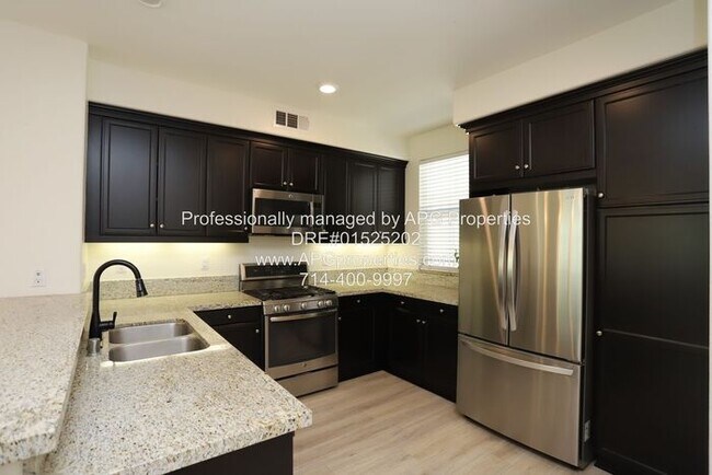 Building Photo - 2 Bedroom & 2 1/2 Bathroom Townhome with 2...