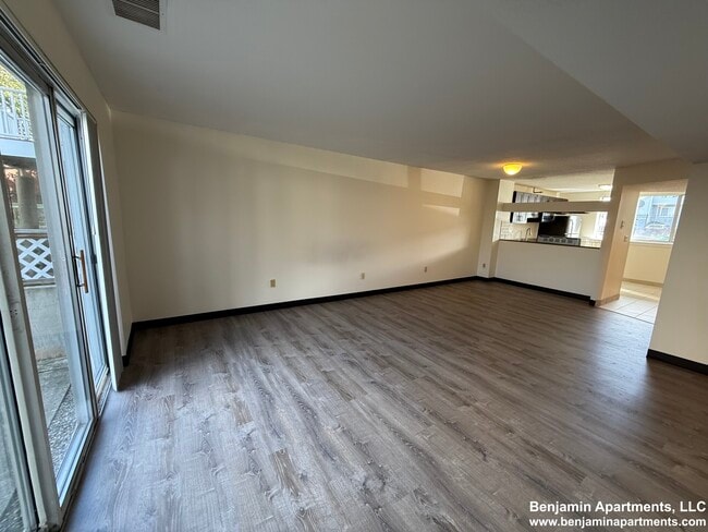 Foto del edificio - 152 North Beacon St