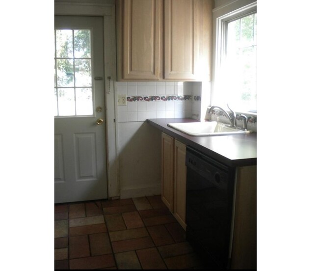 Kitchen - 827 Sylvan Ave