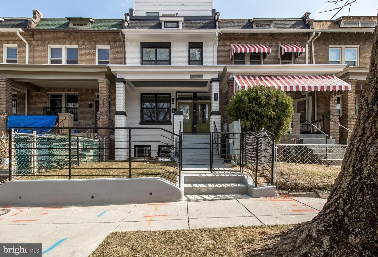 Front of Building - 1213 Holbrook St NE