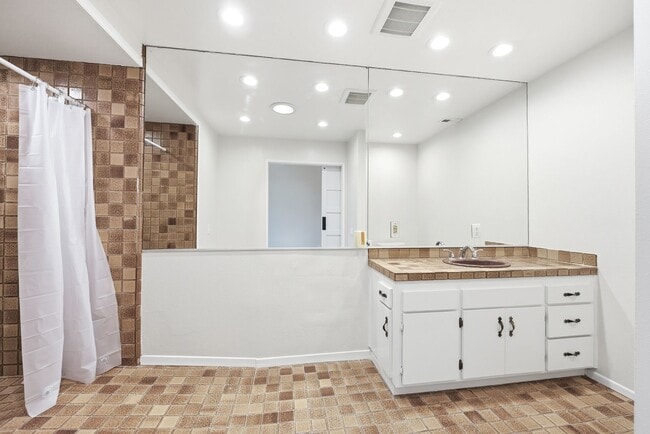 Building Photo - Bright, Charming & Garden-Filled