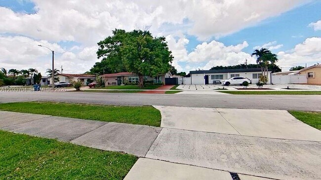 Foto del edificio - 3030 SW 96th Ave