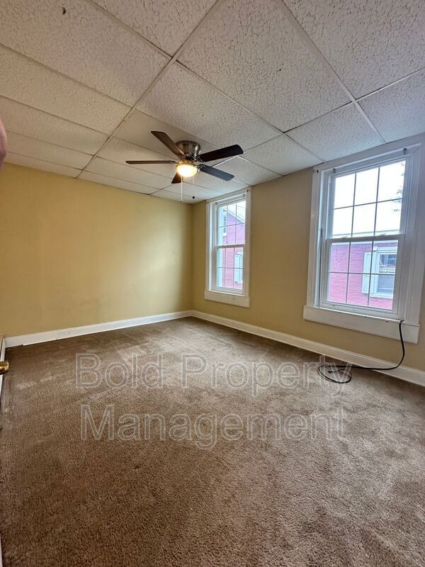 Building Photo - 816 S Railroad St