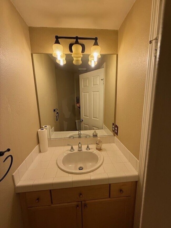 Building Photo - Nice Pleasanton home with great location