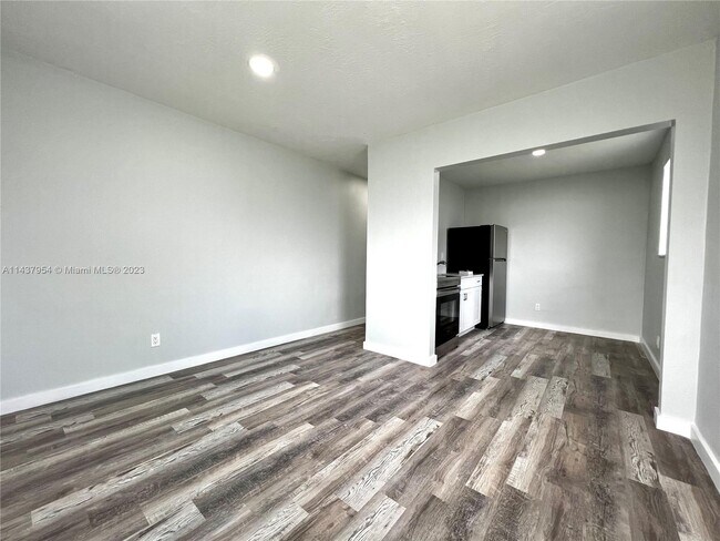 Building Photo - 725 NW 7th Ave