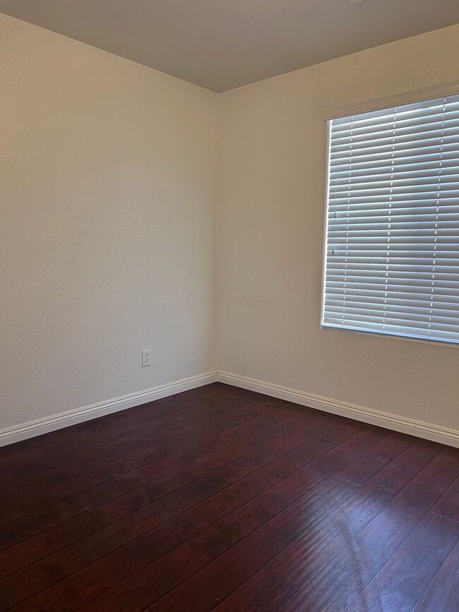 Foto del edificio - MOVE IN TODAY! 3 bed 2.5 bath home in the ...