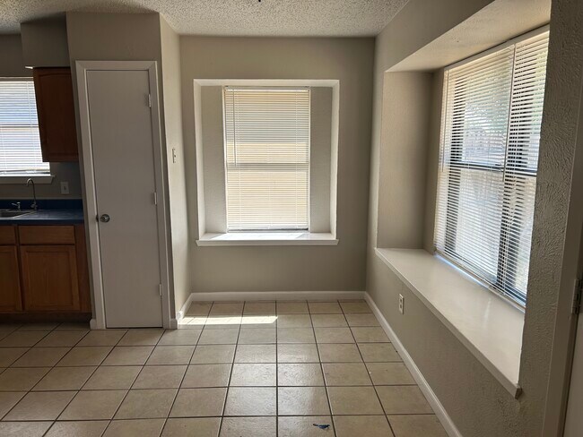 Building Photo - 425 Rim Rock Dr