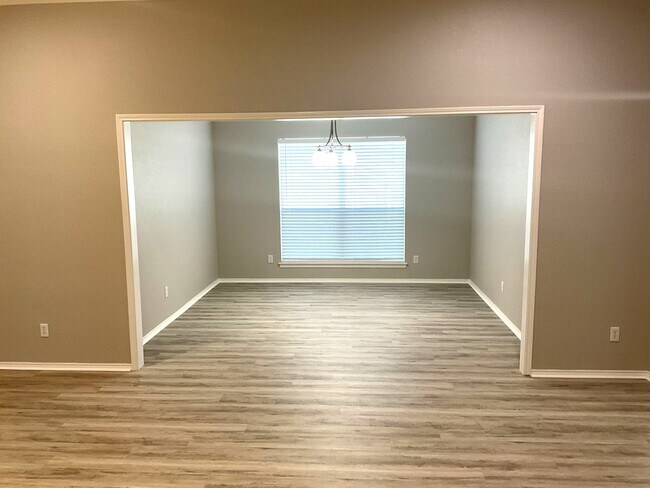 Building Photo - 708 Ridgehill Dr