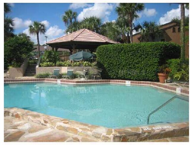 Foto del edificio - Beautiful Remodeled First Floor 2/2 Condo ...