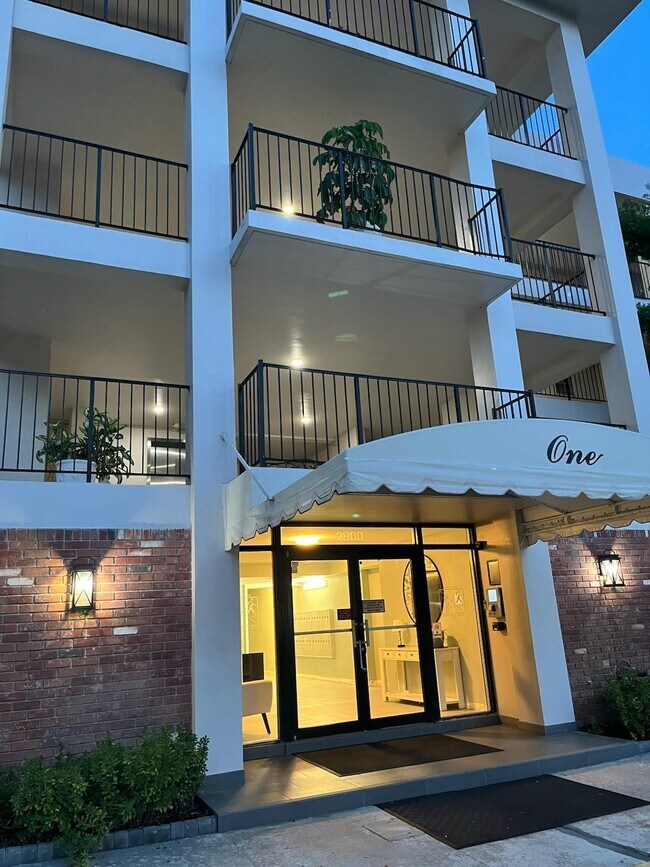 Building Photo - 2800 N Palm Aire Dr