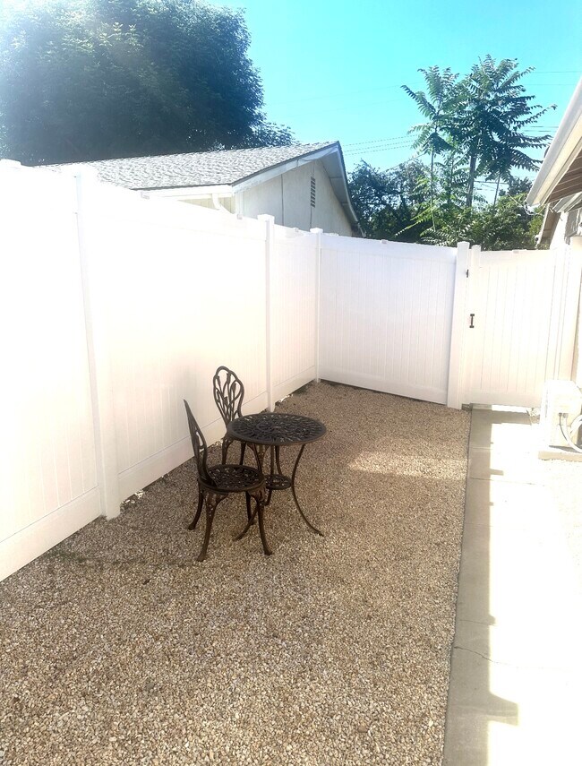 Foto del edificio - 24047 Gilmore St