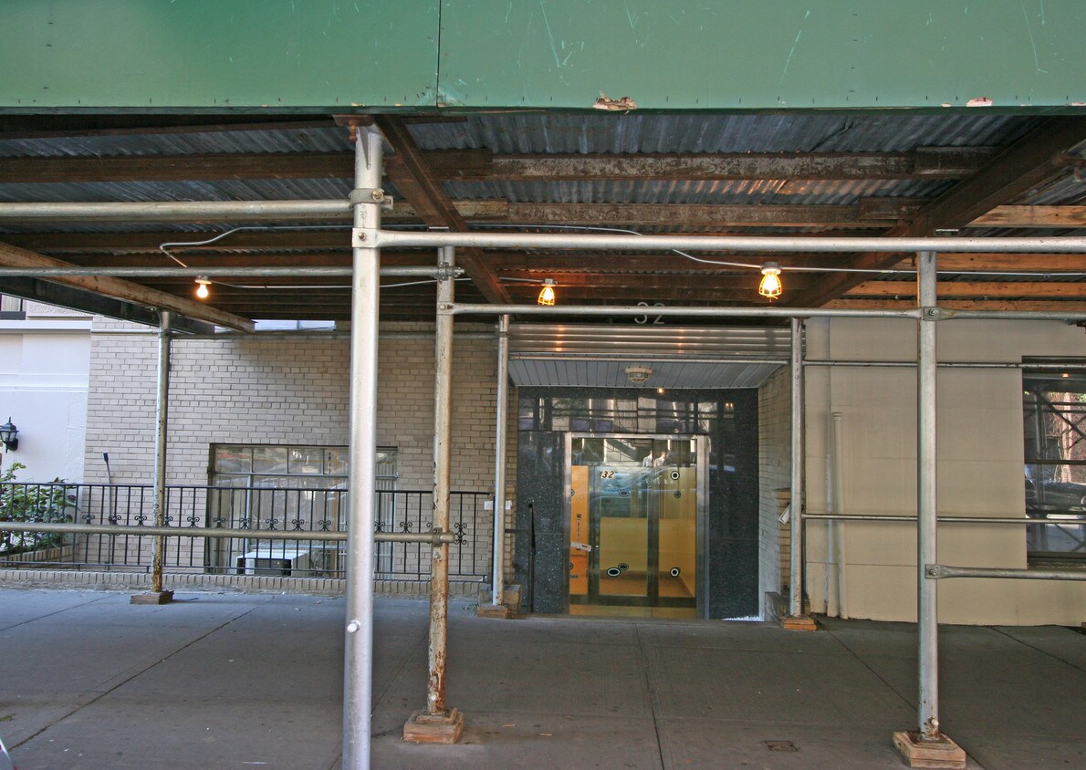 Building Photo - 32 W 72nd St