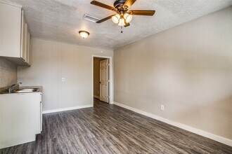 Building Photo - 4820 Oak Ave