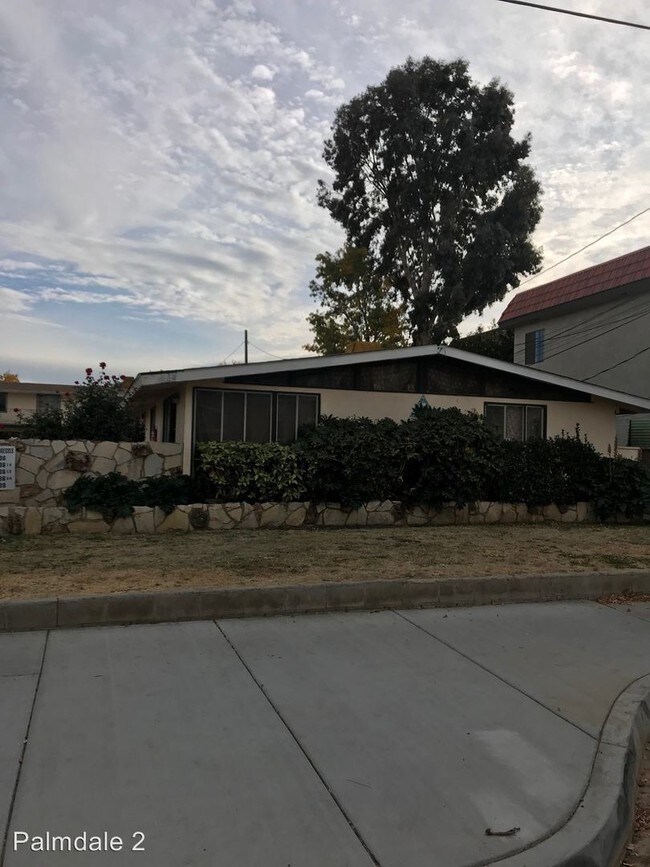 Building Photo - 938-940 E Ave Q-12