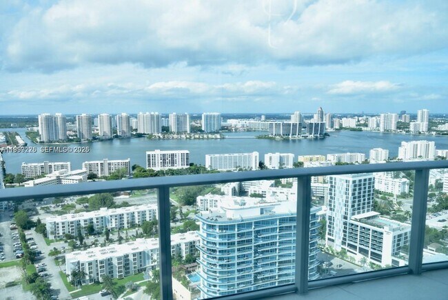 Foto del edificio - 17475 Collins Ave