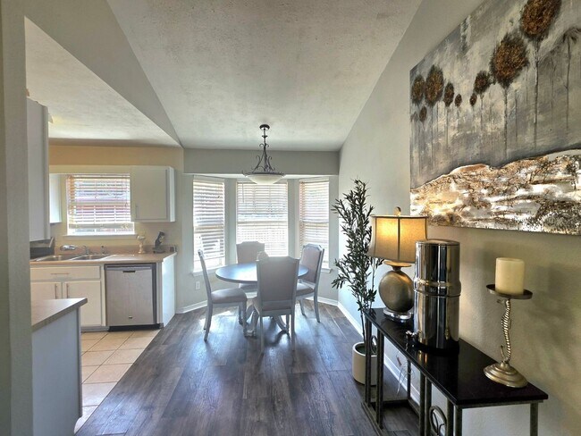 Foto del edificio - Near NAS Pensacola | 3BR Home with Large Deck & Fenced Backyard