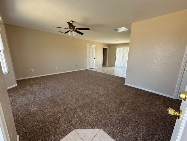 Foto del edificio - Remodeled 3 bed/2 bath home close to shopping