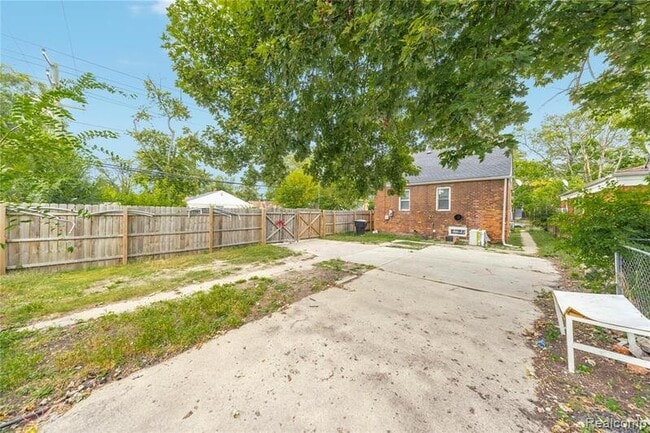 Foto del edificio - 16253 Strathmoor St