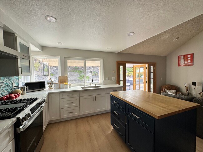 Building Photo - Beautiful 4-Bedroom + Office/BR + Loft Home in Desirable Tierrasanta – Available 1/1/2026