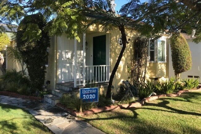 Front yard - 1347 Oak St